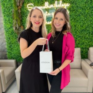 cliente recebendo o brinde do london day