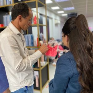 representante explicando os benefícios dos produtos home care da london cosméticos