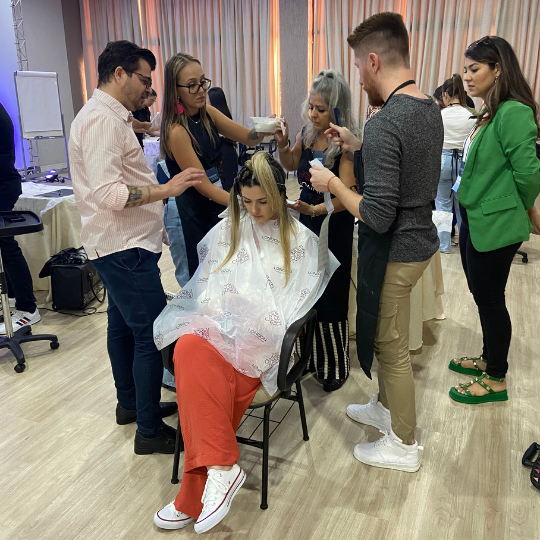 curso de 2023 da London Cosméticos de mechas, cor, corte e penteado para cabeleireiros.