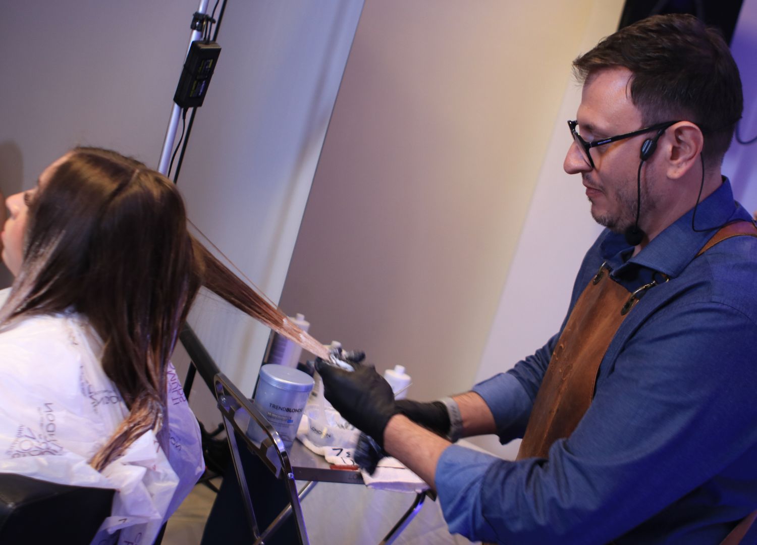 Educador demonstrando técnicas de mechas