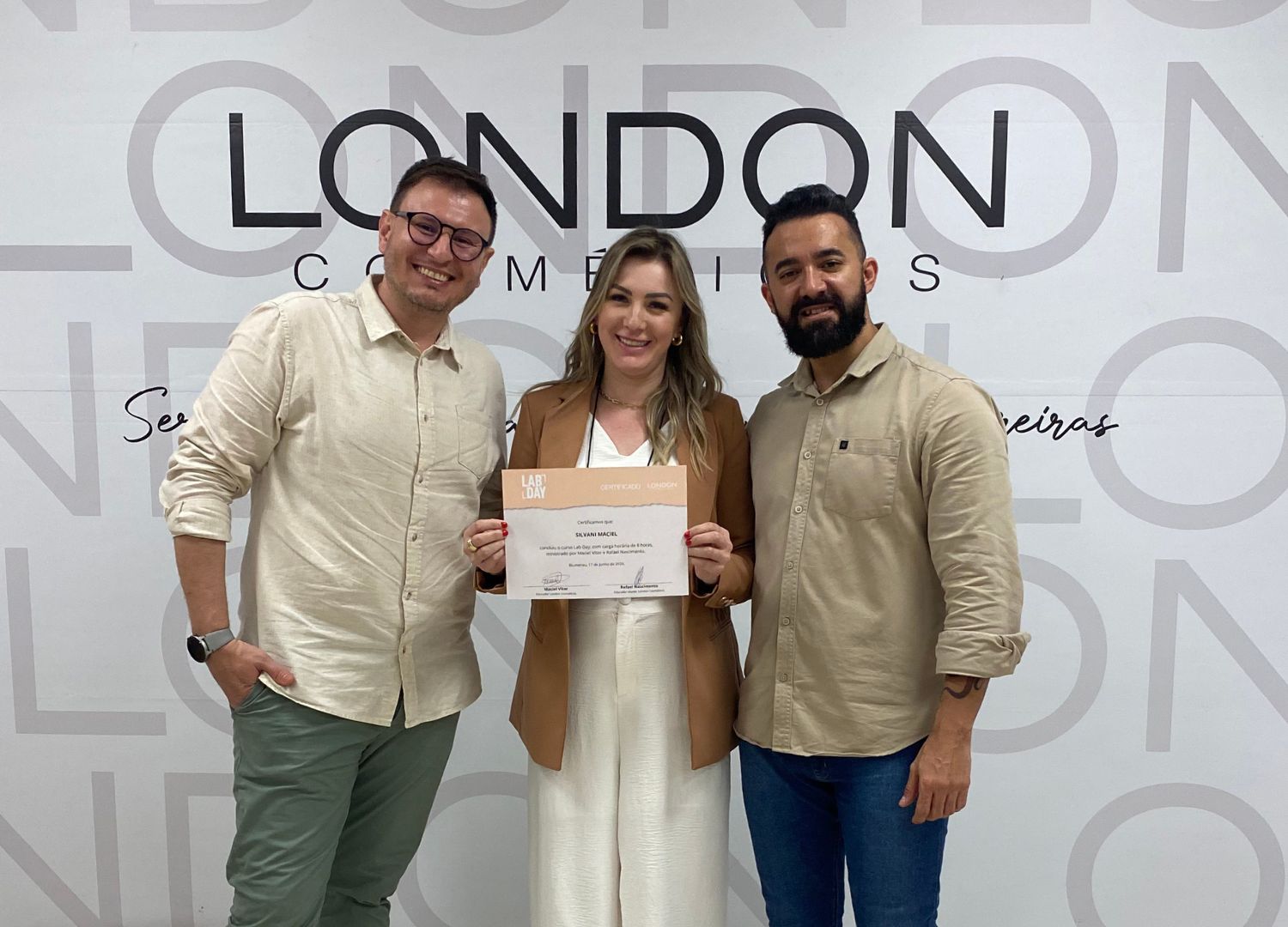 Cliente recebendo o certificado do curso de especialização para cabeleireiros