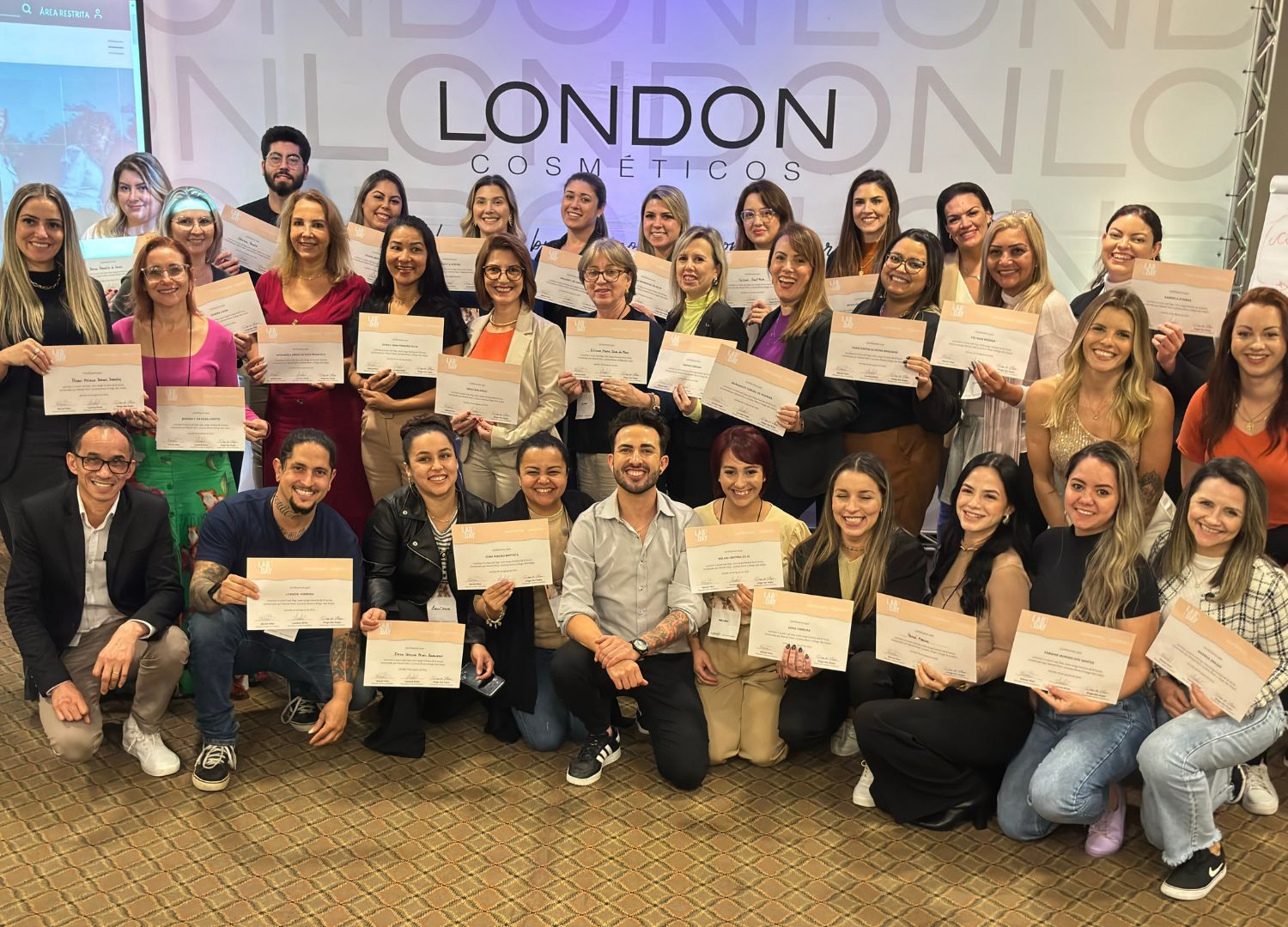 Turma recebendo certificado de curso de especialização para cabeleireiros