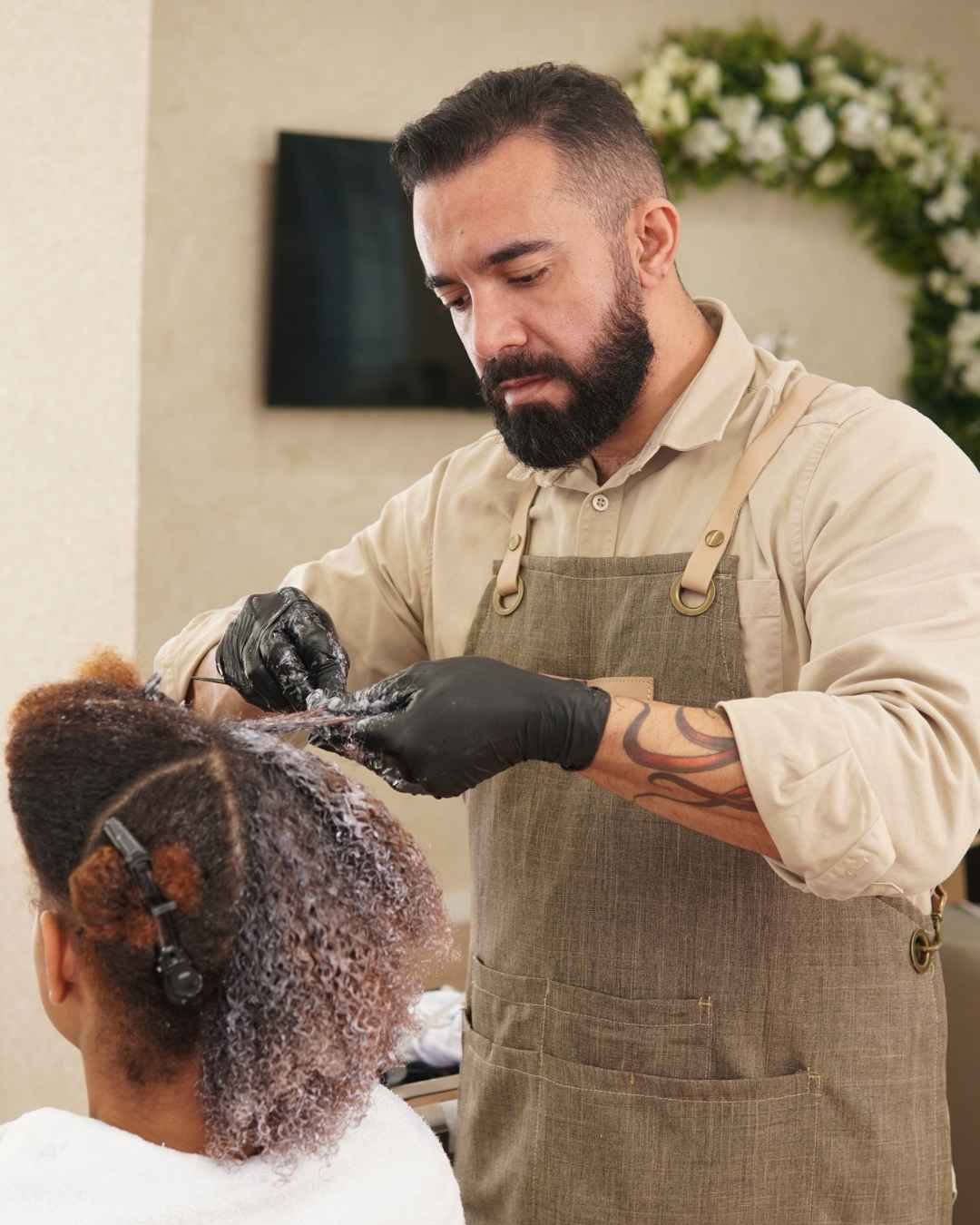 Educador Maciel Vitor realizando alisamento com o Disciplinador Argila Reduction da London Cosméticos