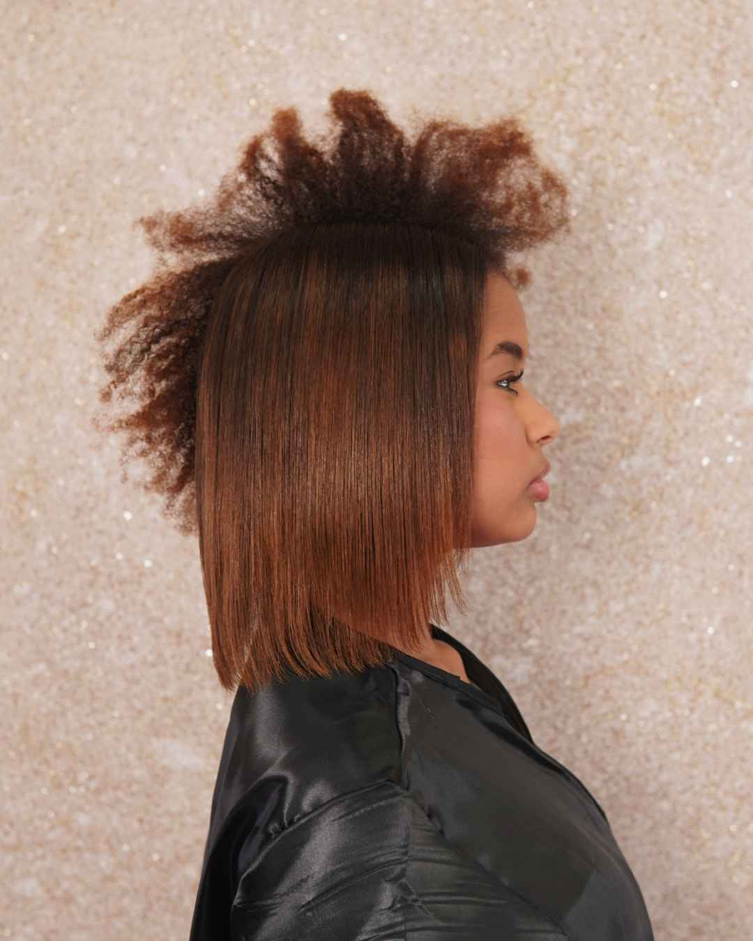 Modelo com cabelo afro